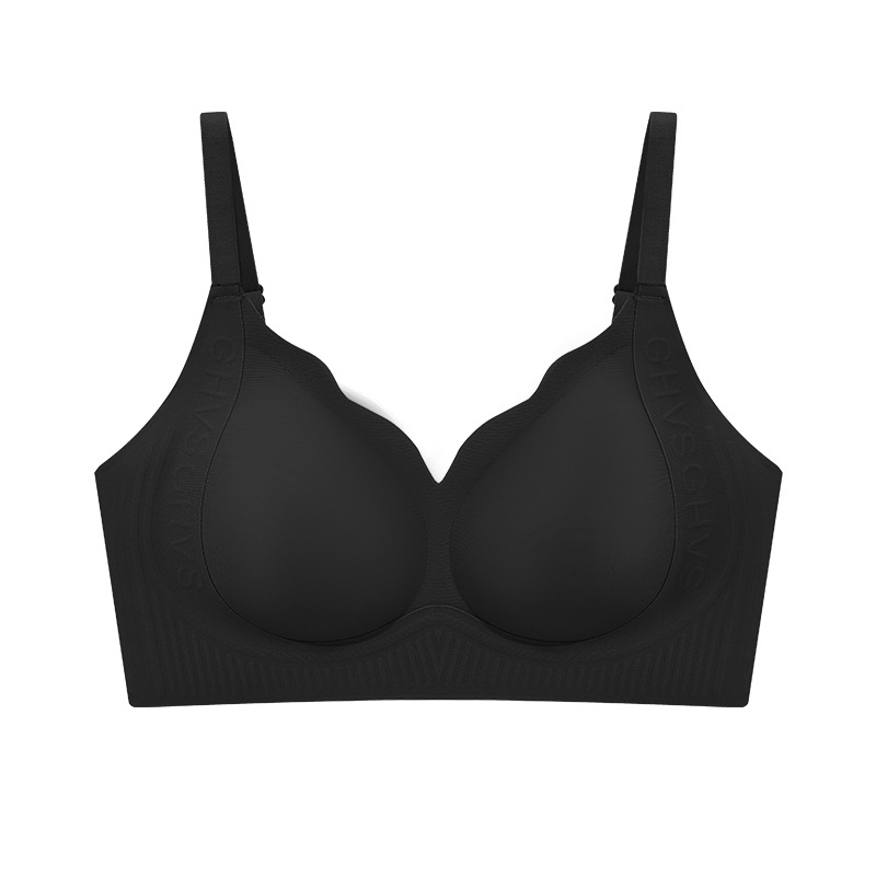 ファンデーションの隠し下着の女性の胸は薄いアルファベットのゼリーを集めて柔らかく支えます。