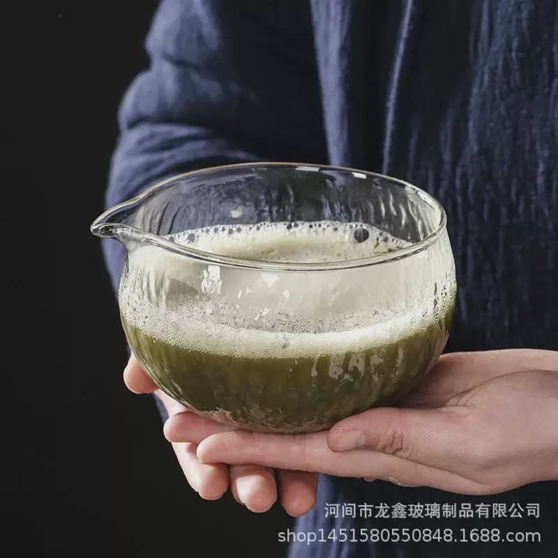 Стеклянный матчa, чашка чая, холодный чай