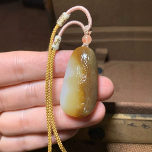 Hetian jade is made of phoenix, fine texture, ruddy sugar color, exquisite carving, exquisite workmanship,