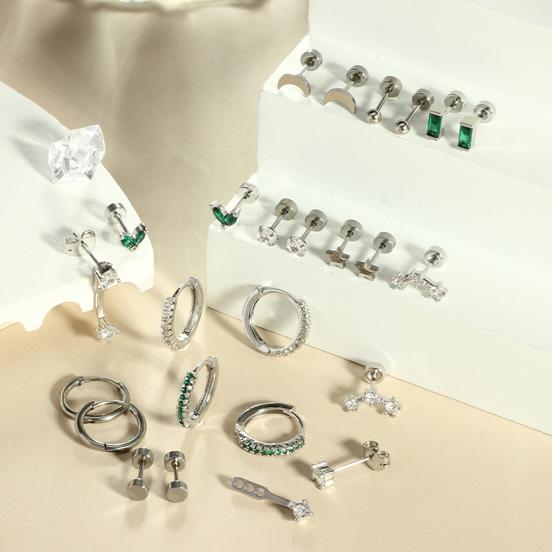 16G labret stud size and finish detail