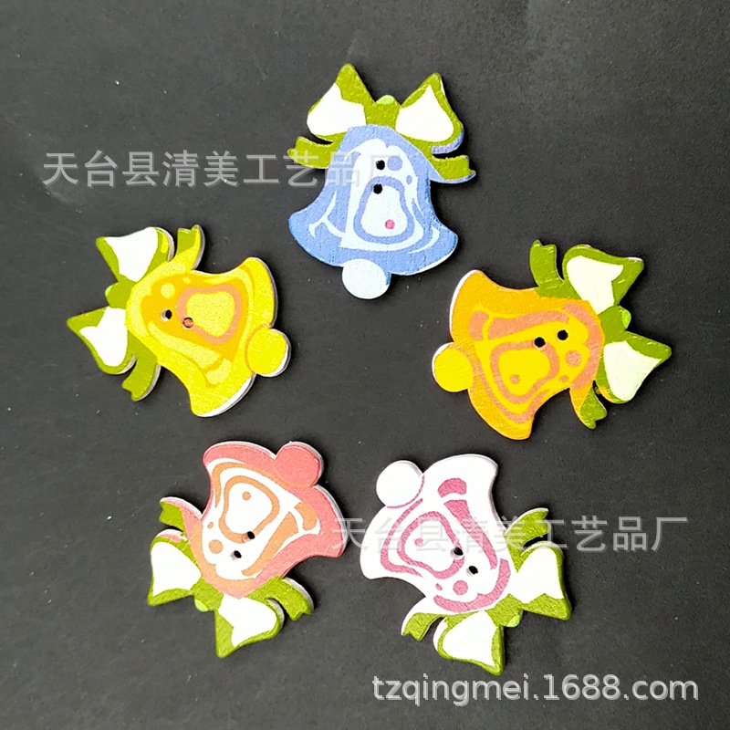 Suela blanca campana pintada botón de madera color de madera de bricolaje campana de Navidad decoración hebilla de madera 50 pc/paquete