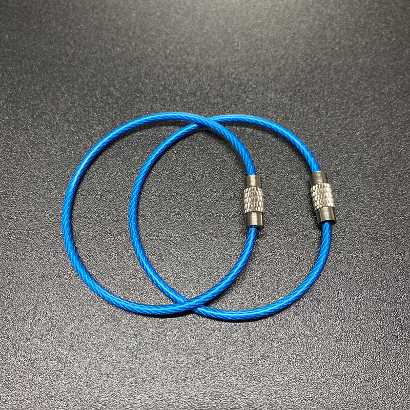 現物のワイヤーの鍵はステンレスカラーのゴムのワイヤーの輪を掛けてプラスチックのワイヤーの鎖を包んで大量に交渉します。