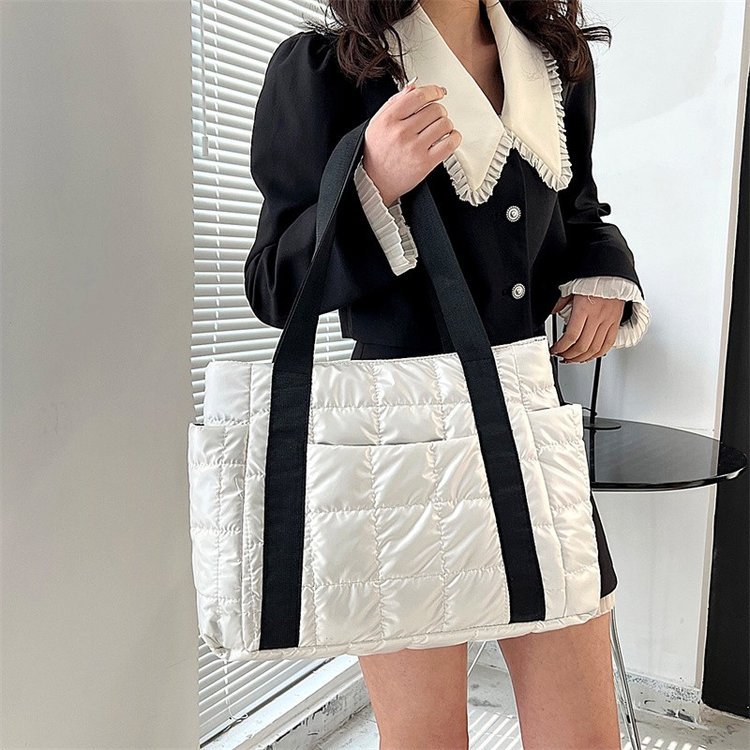 Bolso acolchado de algodón estilo coreano 2021, bolso de hombro bordado de gran capacidad para mujer, bolso de mano de invierno
