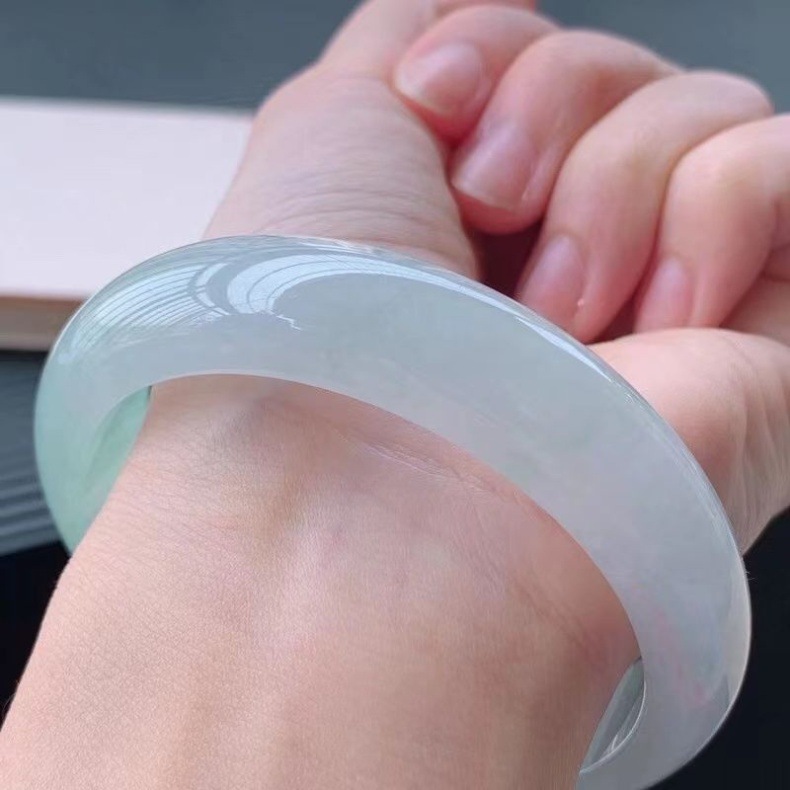 Vòng tay ngọc bích tự nhiên Myanmar cao cấp, màu xanh lá cây nhạt hoa nổi, đường kính trong 51–64 mm chi tiết 3