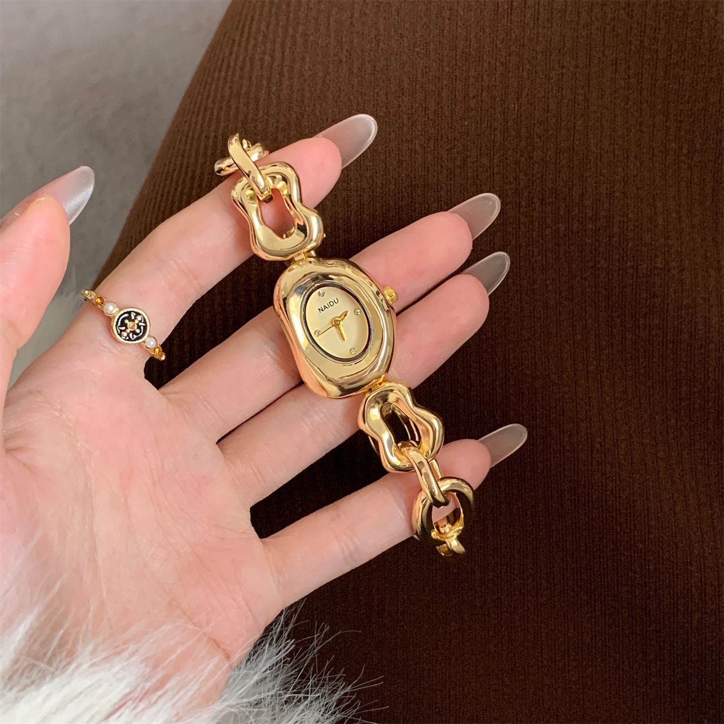 2025 Watch Manufacturer New Irregular Bracelet Watch Women's Retro Fashion Personality Light Luxury Exquisite Quartz Women's Watch