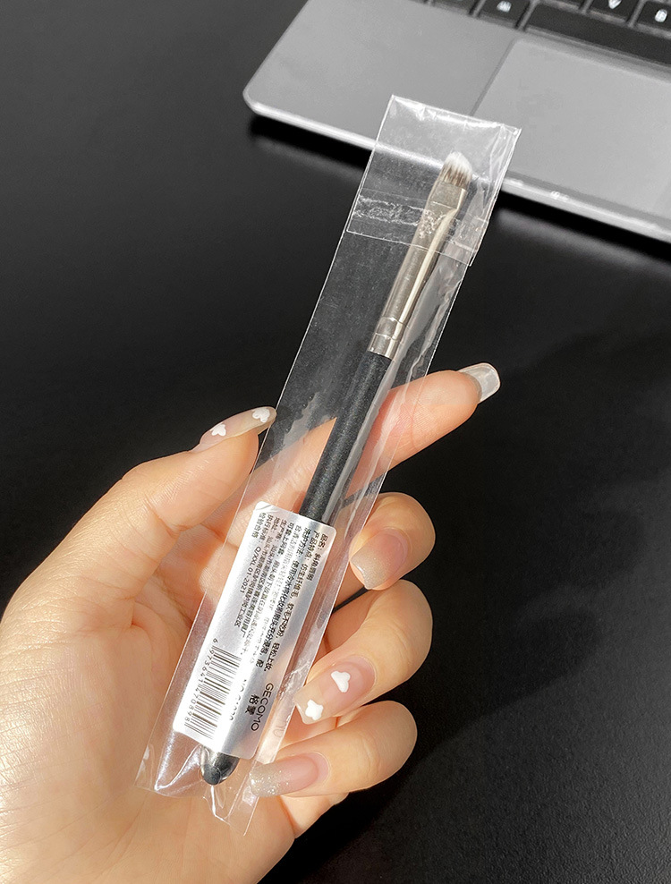 Fashion Bionic Fiber Soft Lipstick Brush Concealer Brush Portable Makeup Brush display picture 1