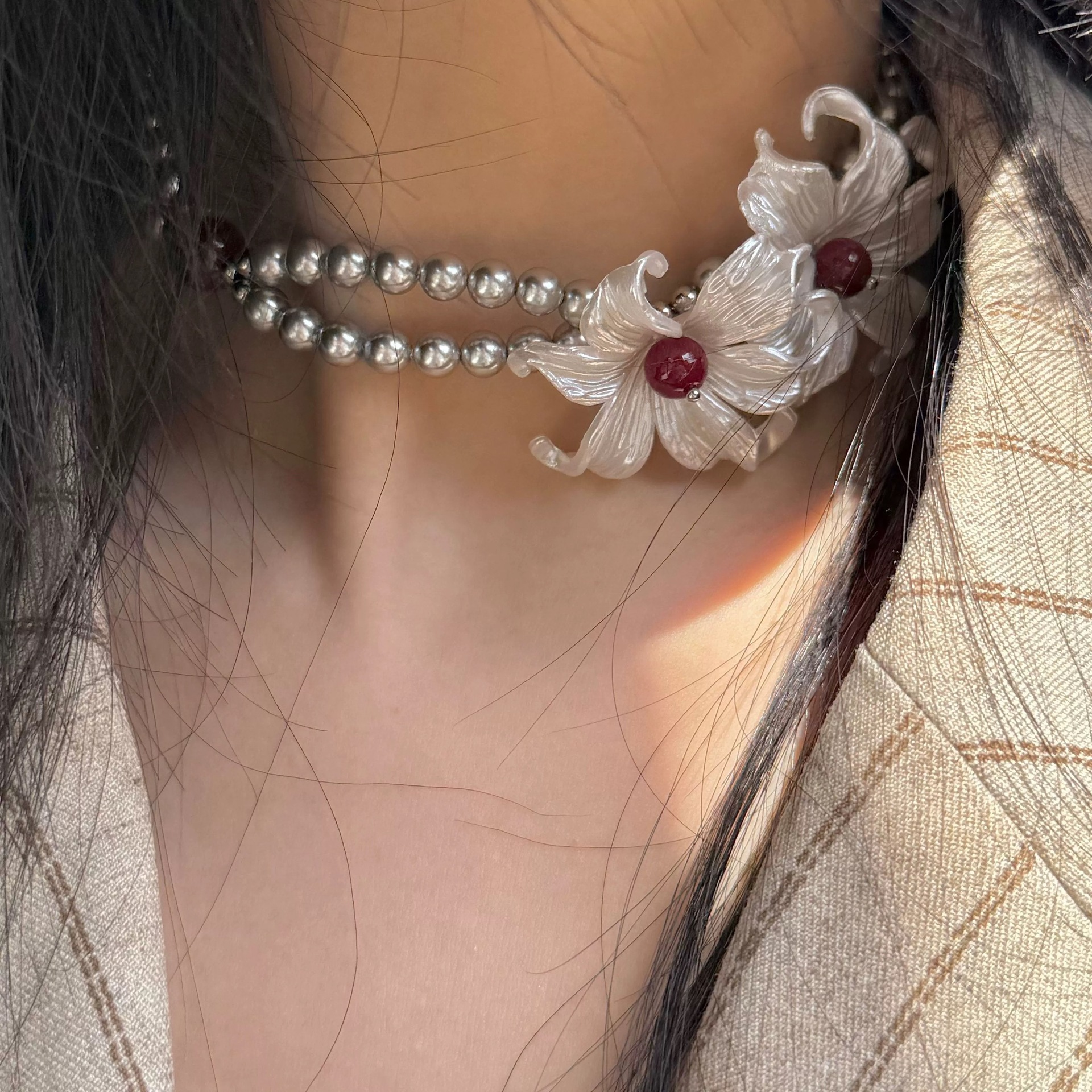 Franse, vintage, elegante, tijdloze parelmoeren iris Franse retro parelbloem ketting voor dames, unieke en verfijnde dubbellaagse choker._voghion.com