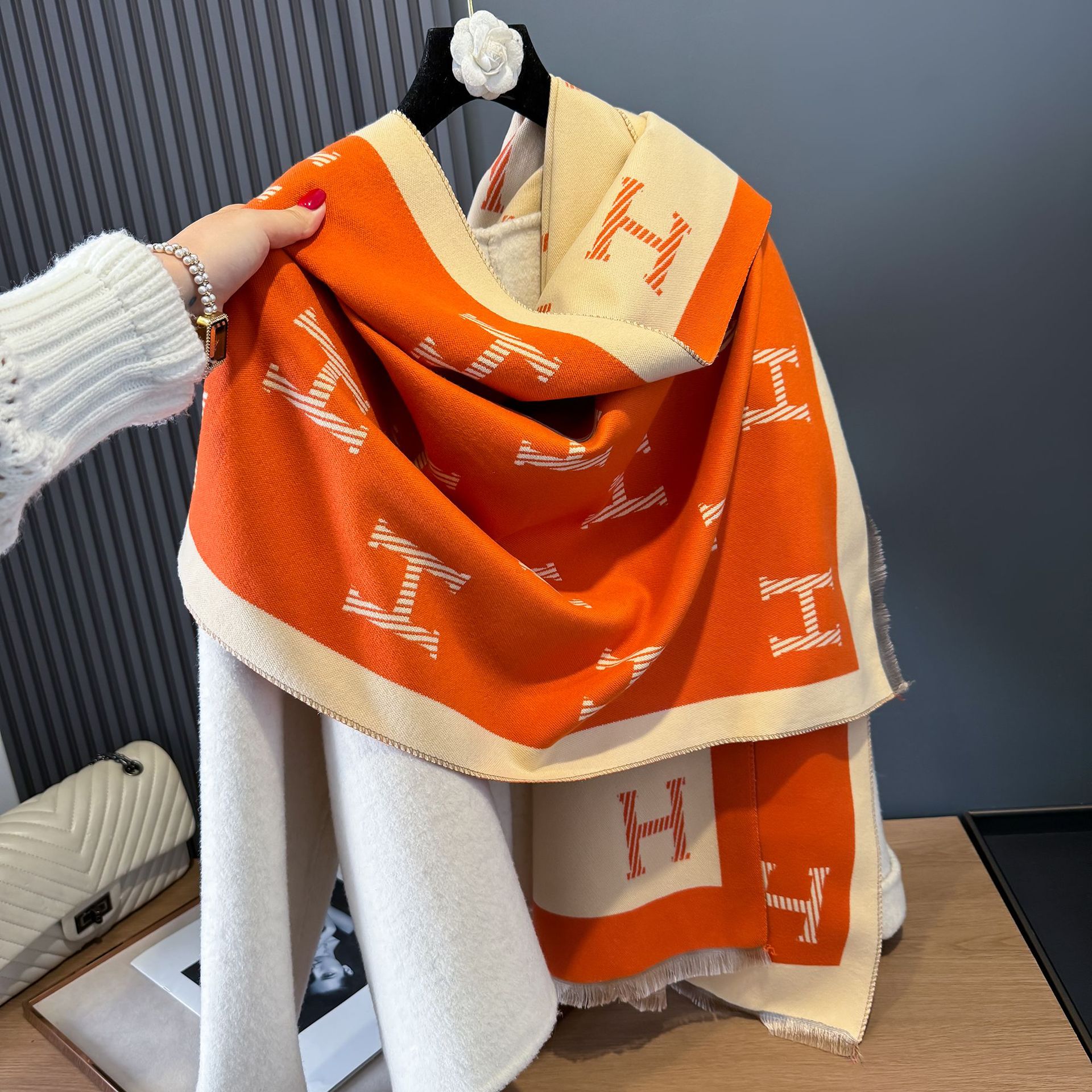 2024 nuevo otoño y invierno versátil imitación cachemir bufandas de doble cara letra H engrosado calentamiento antifrío calentamiento chal mujer