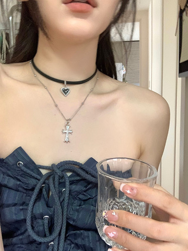 Retro Sweet Cool Spicy Girl Heart Cross Necklace for Women, Lightweight Luxury Niche Choker Design, High-End Clavicle Chain
