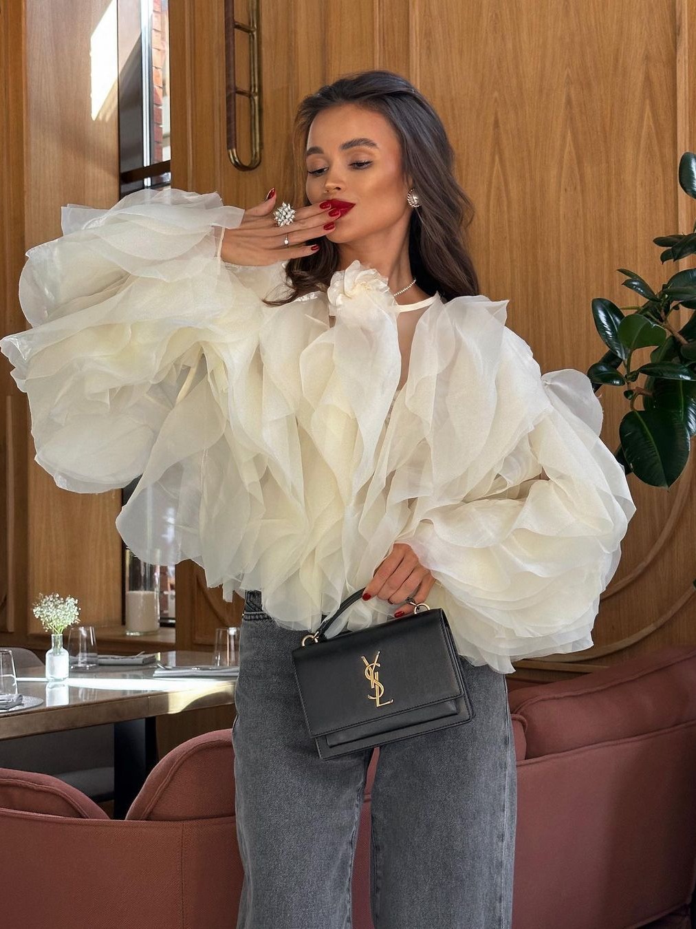 Fashionable short shirt with a round collar