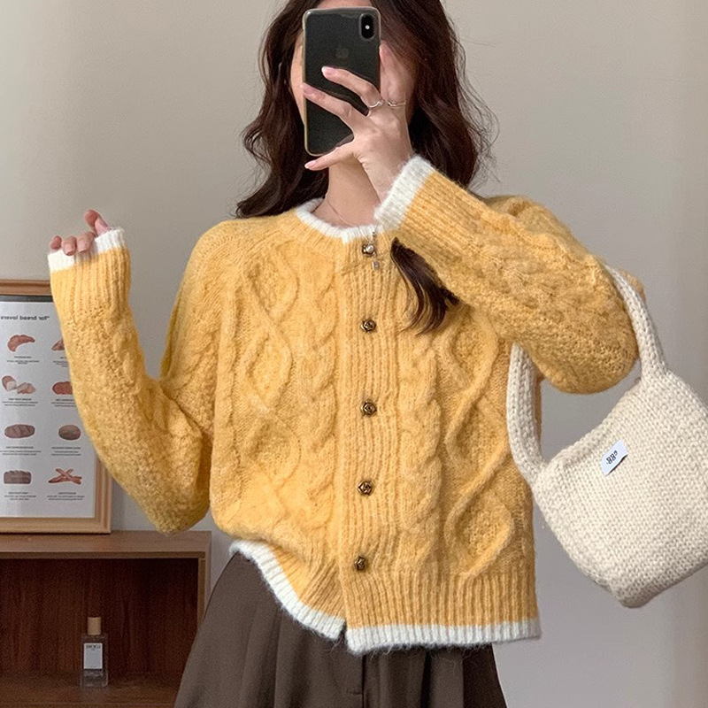 ミルク系は青い短い上着の麻花ニットのカーディガンを着ています。