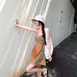 复古度假风吊带裙子女新品不规则循环撞色印花斜法裁式显瘦连衣裙