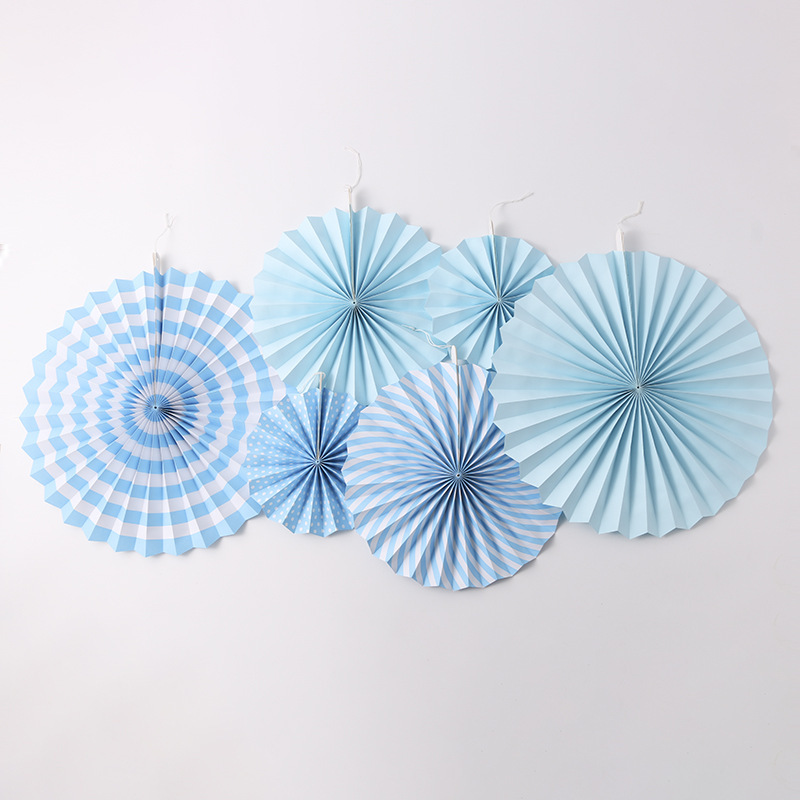 Seis fans de papel azul cielo