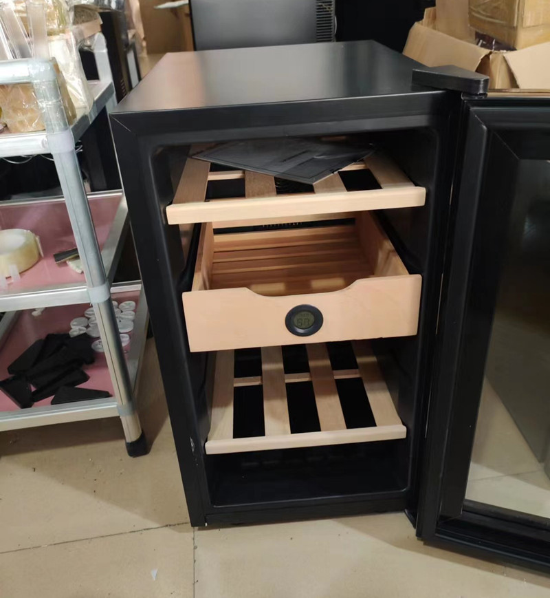 FUENTE fabricante de temperatura constante hidratante gabinete de cigarro semiconductor refrigerado por aire sola temperatura tabaco y vino Vitrina refrigerada pequeño gabinete de cigarro
