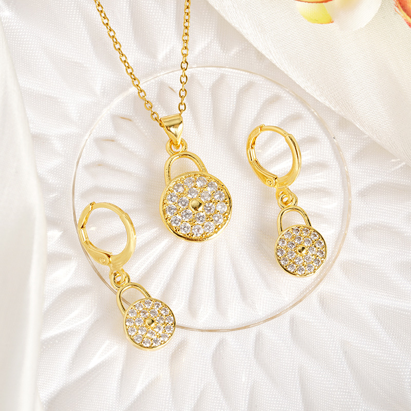 Collar de oro de arena de Vietnam para mujer con incrustaciones de circonio moda geométrica irregular cerradura redonda pendiente simple fábrica de joyería al por mayor