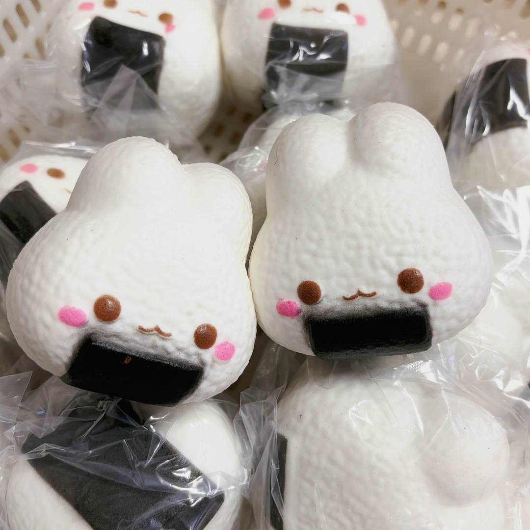 젖은 부드러운 주먹밥 토끼 1마리 느린 리바운드