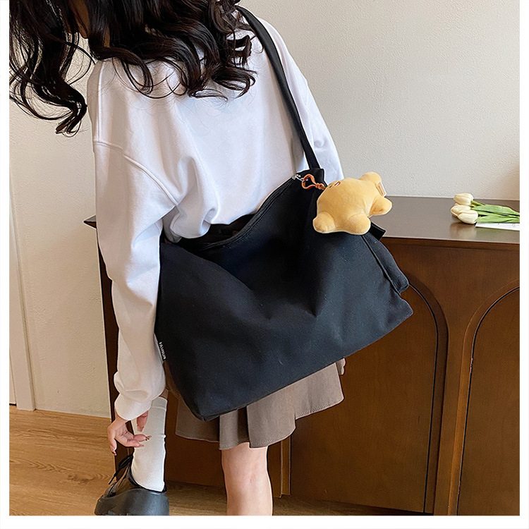The 2024 new Korean-style simple and laid-back casual canvas crossbody bag and the large-capacity versatile tote bag are selling well undefined