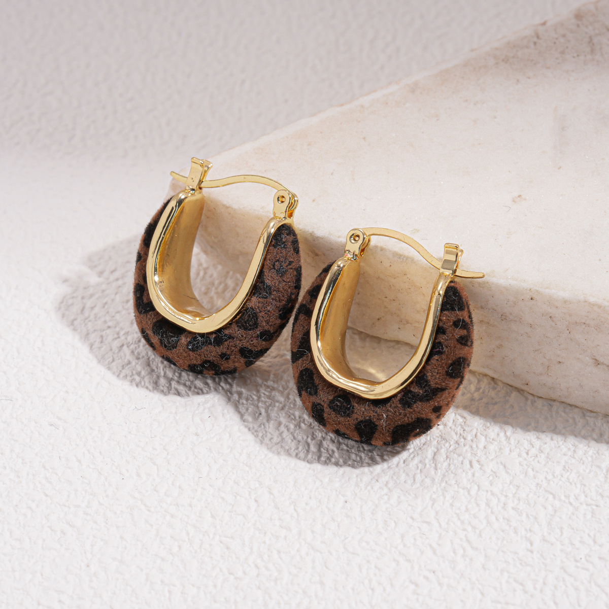 Otoño y invierno de Europa y los EE.UU. botones de aretes de aretes de aretes de nicho de alta calidad retrógrada en forma de U
