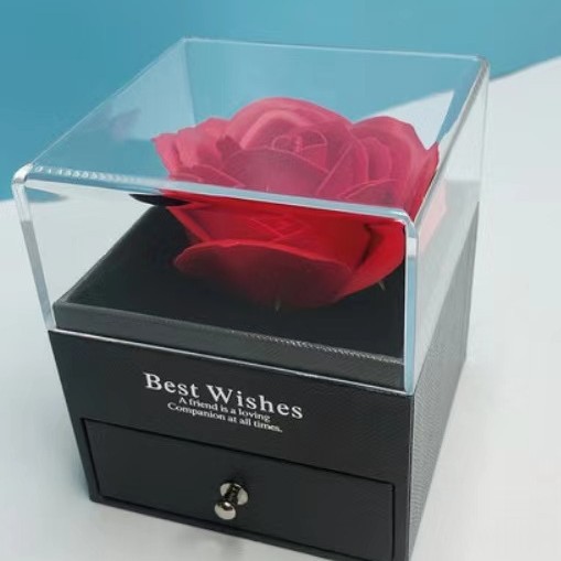 모조 장미 선물 상자에는 목걸이가 포함되어 있지 않습니다.