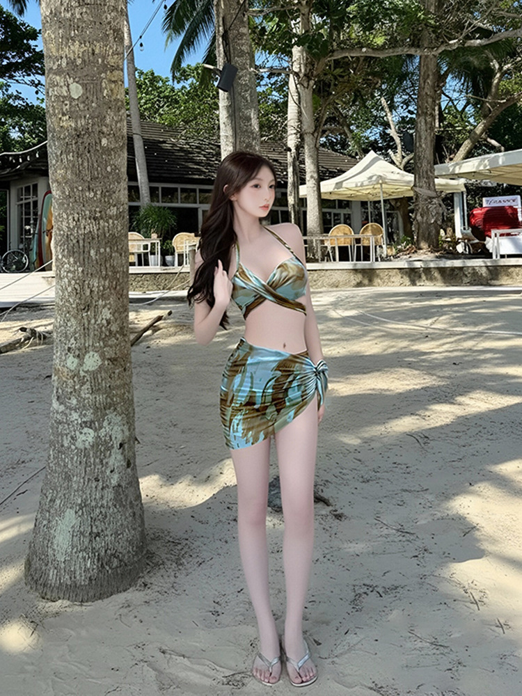 Nuevo traje de baño dividido para mujer, bikini floreciente de tres piezas, cuello halter, playa, playa, vacaciones, traje de baño de acero al por mayor