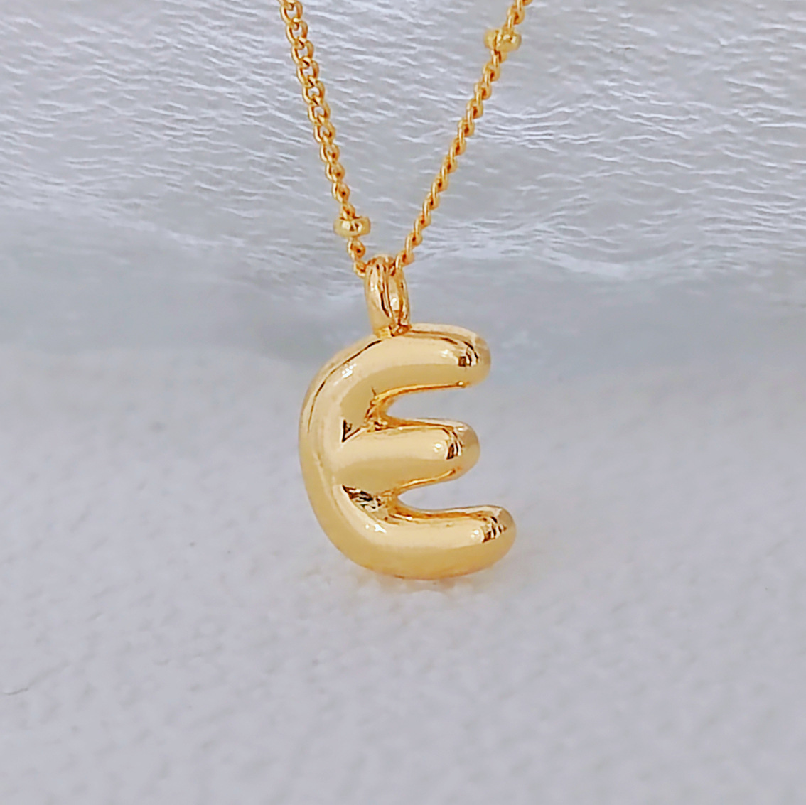 Transfronterizo Amazon venta caliente cobre chapado 18k oro real 26 letras inglesas collar colgante linda cadena de clavícula hip-hop