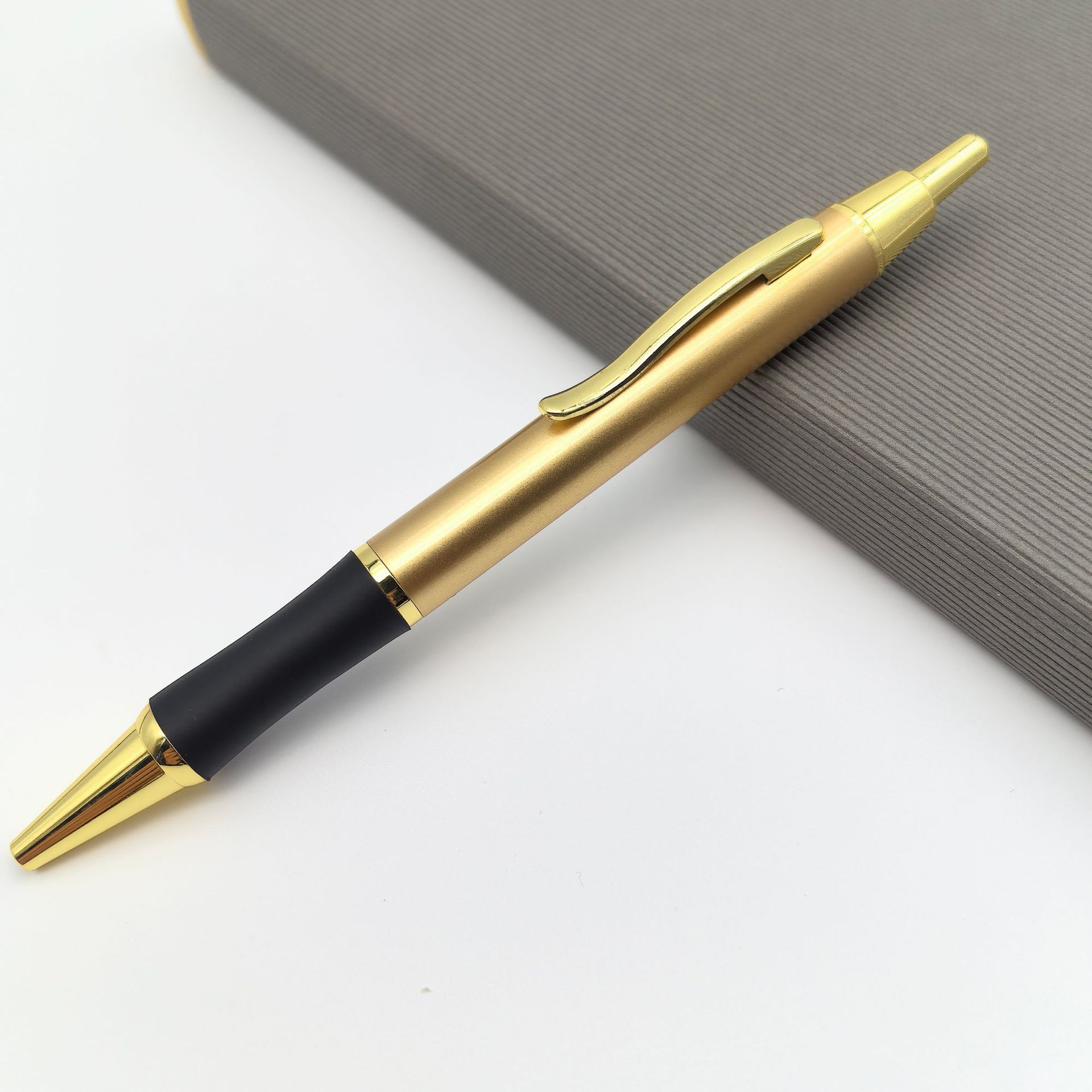 Metal personalizado pulsador antideslizante silicona cubierta bolígrafo bolígrafo de regalo de negocios bolígrafo de firma bolígrafo de conferencia