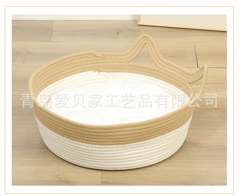 공이 없는 흰색과 잔디 노란색