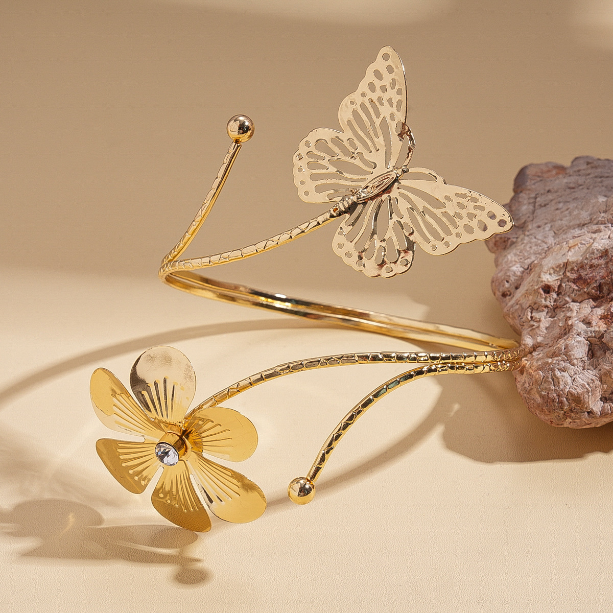 Europa y América sensación metálica de diamantes flores mariposa brazalete de apertura de moda alta sensación brazalete de nicho simple para mujeres