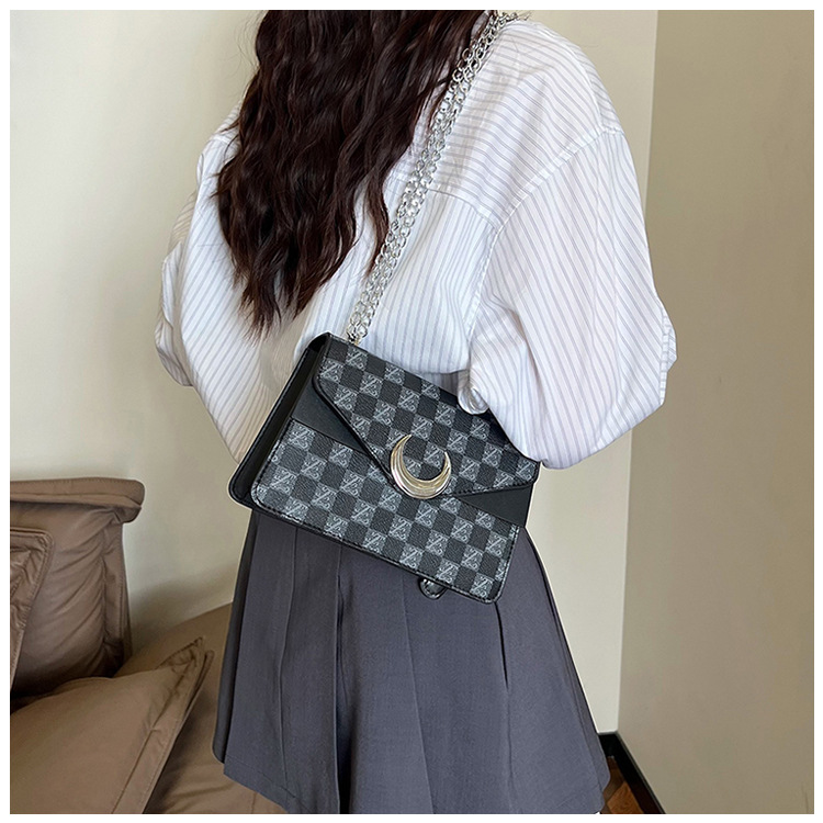 Korean version armpit small square 2024 new texture fashionable letter printed handbag personalized single shoulder_voghion.com