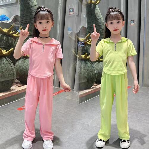Summer set of two-piece girls' sportswear for middle children: stylish and fashionable short-sleeve pants with hooded jacket