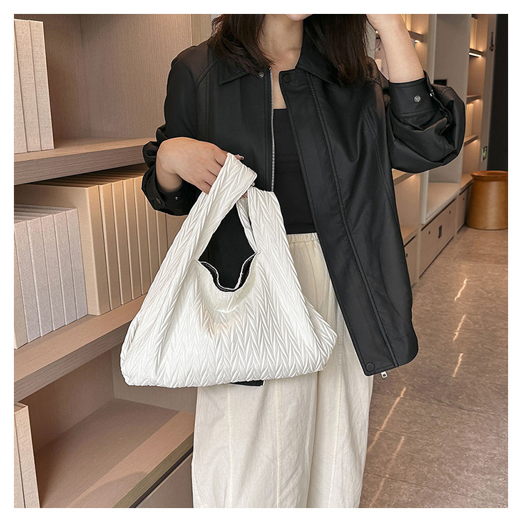 Women's Medium Pu Leather Geometric Solid Color Elegant Magnetic Buckle Handbag display picture 1