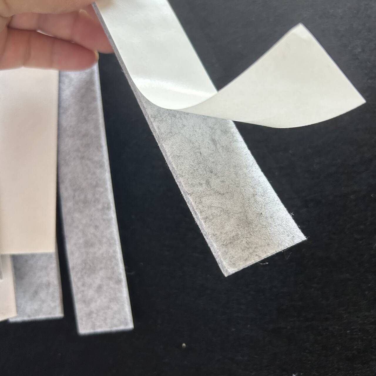 厂家现货毛毡条密封毛毡垫家具桌椅脚垫自粘毛毡背胶带吸油防滑垫