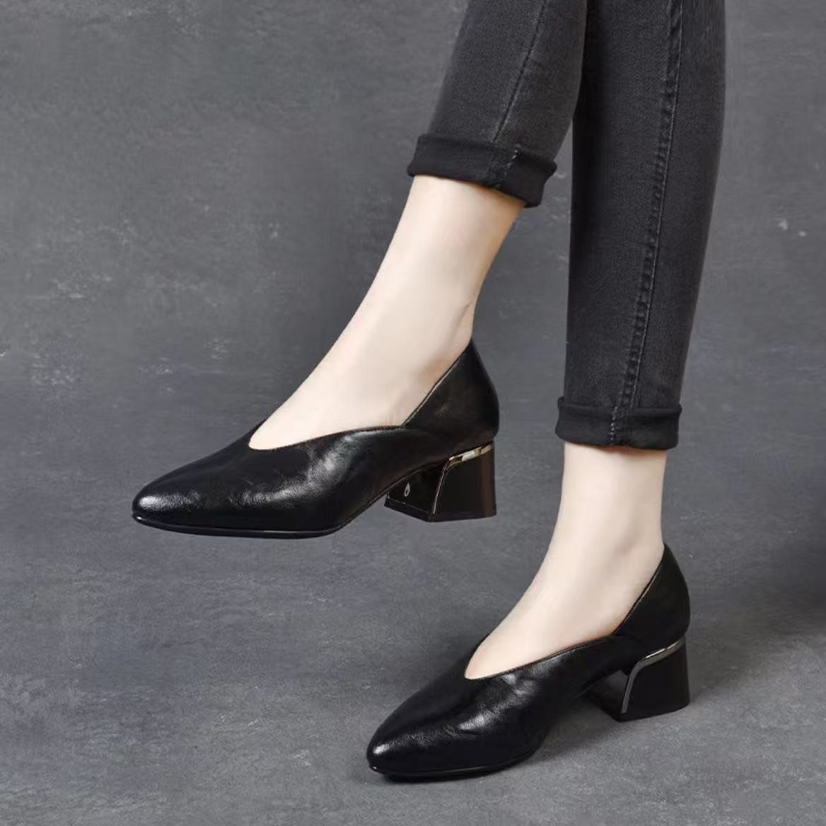 2026 primavera y otoño nuevos zapatos de cuero suave con suela suave, zapatos para mujeres con tacones gruesos cómodos y resistentes al desgaste, zapatos de abuela simples de un pie