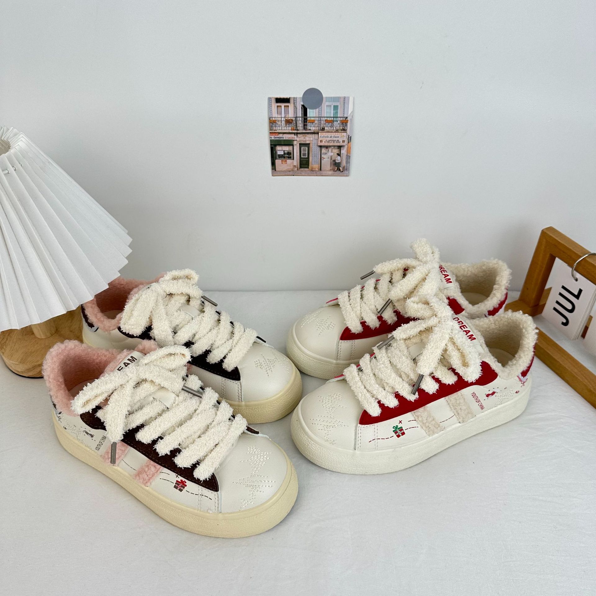 2025 invierno más zapatos de algodón de terciopelo zapatos de tabla abrigados exteriores de mujer zapatos blancos casuales coreanos todo fósforo zapatos de mujer estilo Hong Kong