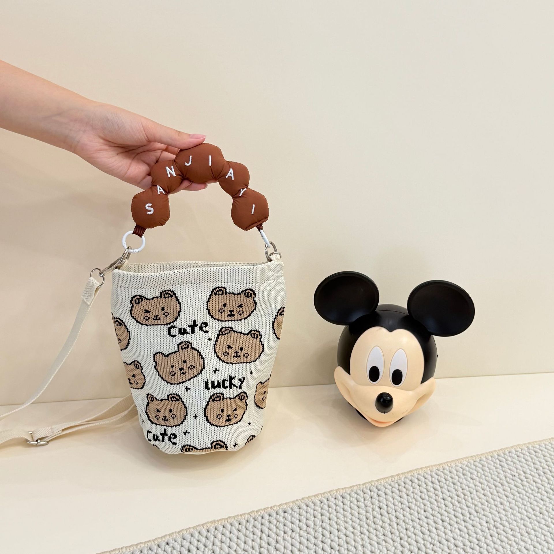 2026 primavera y verano nuevo bolso de cubo de pintura creativo portátil gran espacio de aire de dopamina alta sensación mochila
