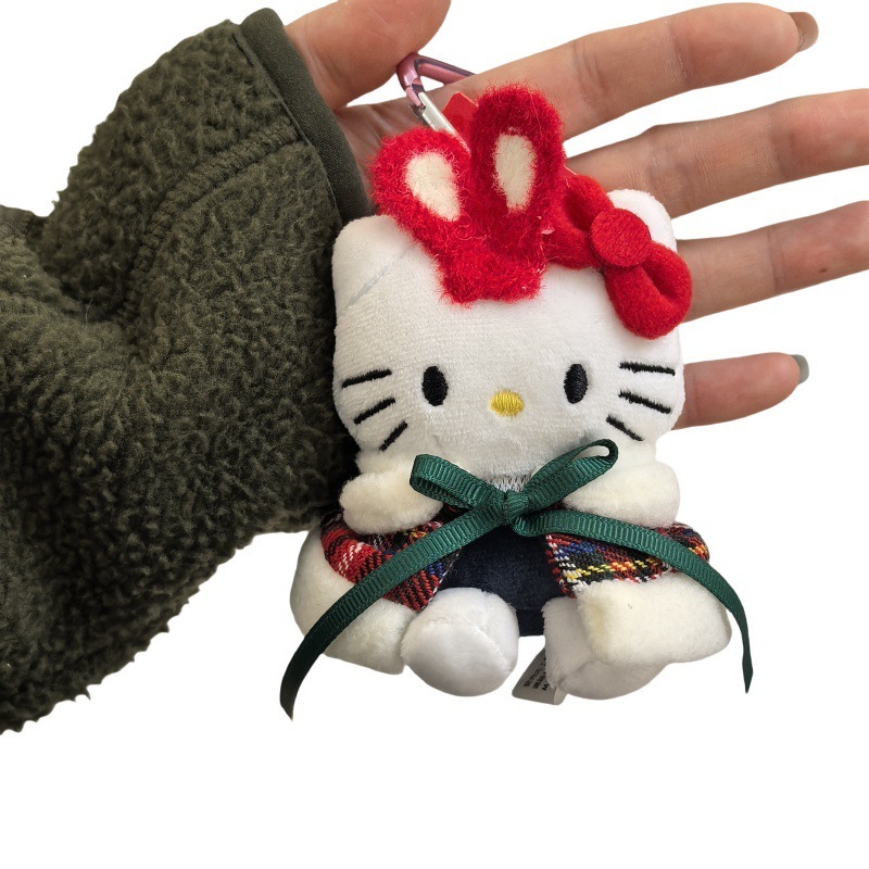 ハローキティのクリスマスプレゼントは彼女の親友に可愛いぬいぐるみのバッグのアクセサリーをプレゼントします。|undefined