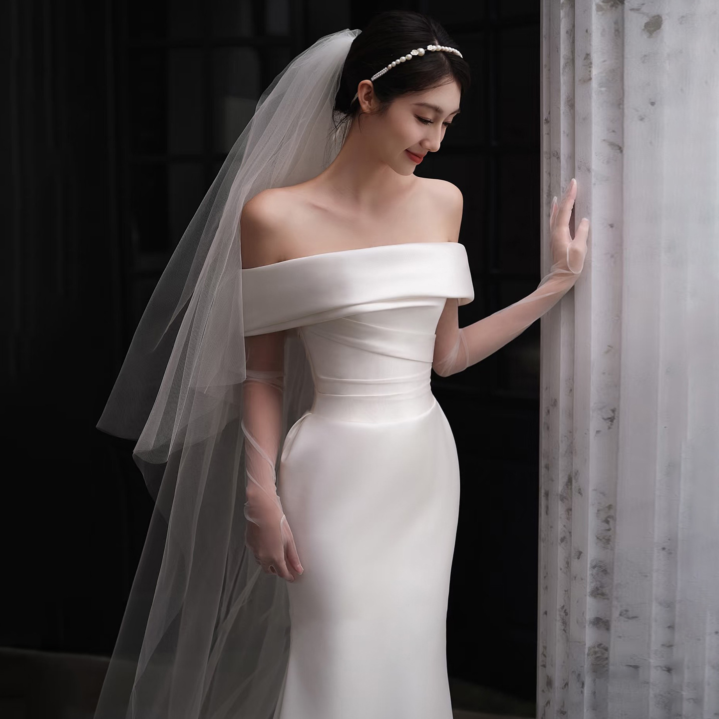 Elegant Satin Mermaid Wedding Dress With Off-Shoulder Neckline & Detachable Train – Timeless Bridal Gown For Modern Brides_voghion.com