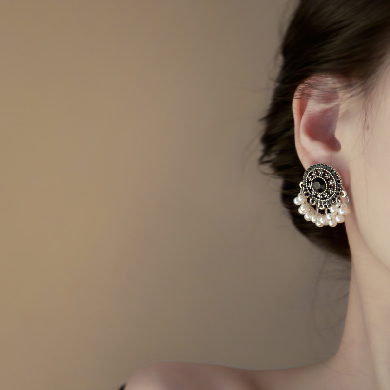 Pendientes de perlas artificiales de diamantes con aguja de plata Pendientes de estilo étnico retro Pendientes de moda de todo fósforo de nicho Sentido de lujo ligero