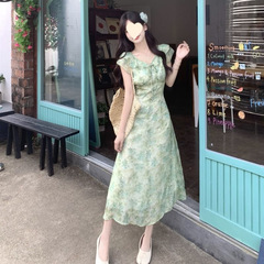 フレンチグリーンの小さなフライングスリーブ花柄ドレス女性の夏の2025新しい海辺の休暇ノースリーブウエストロングスカート