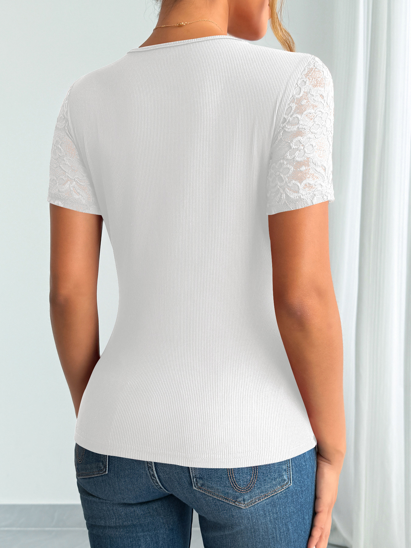 Elegante t-shirt da donna a maniche corte con dettagli in pizzo_voghion.com