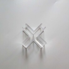 工厂优惠有机玻璃亚克力展柜十字卡槽pc透明塑料餐桌屏风固定夹件