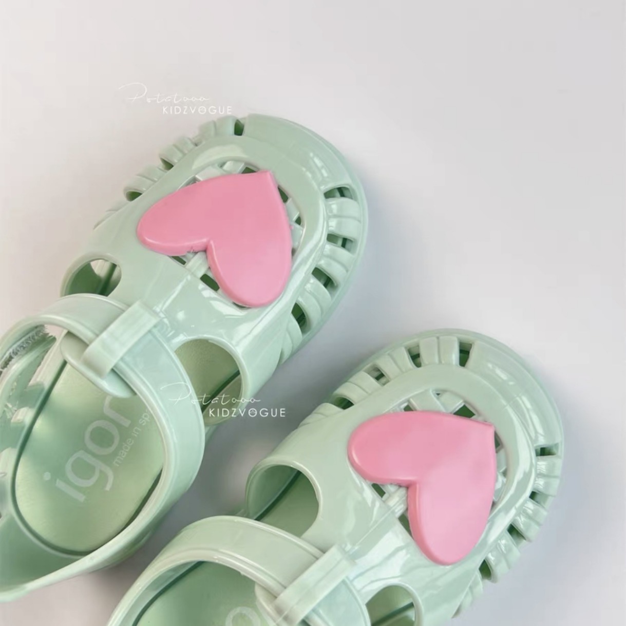 夏の新作、男の子と女の子のための無地カジュアル包頭ローマサンダル、マジックテープ付きビーチサンダル