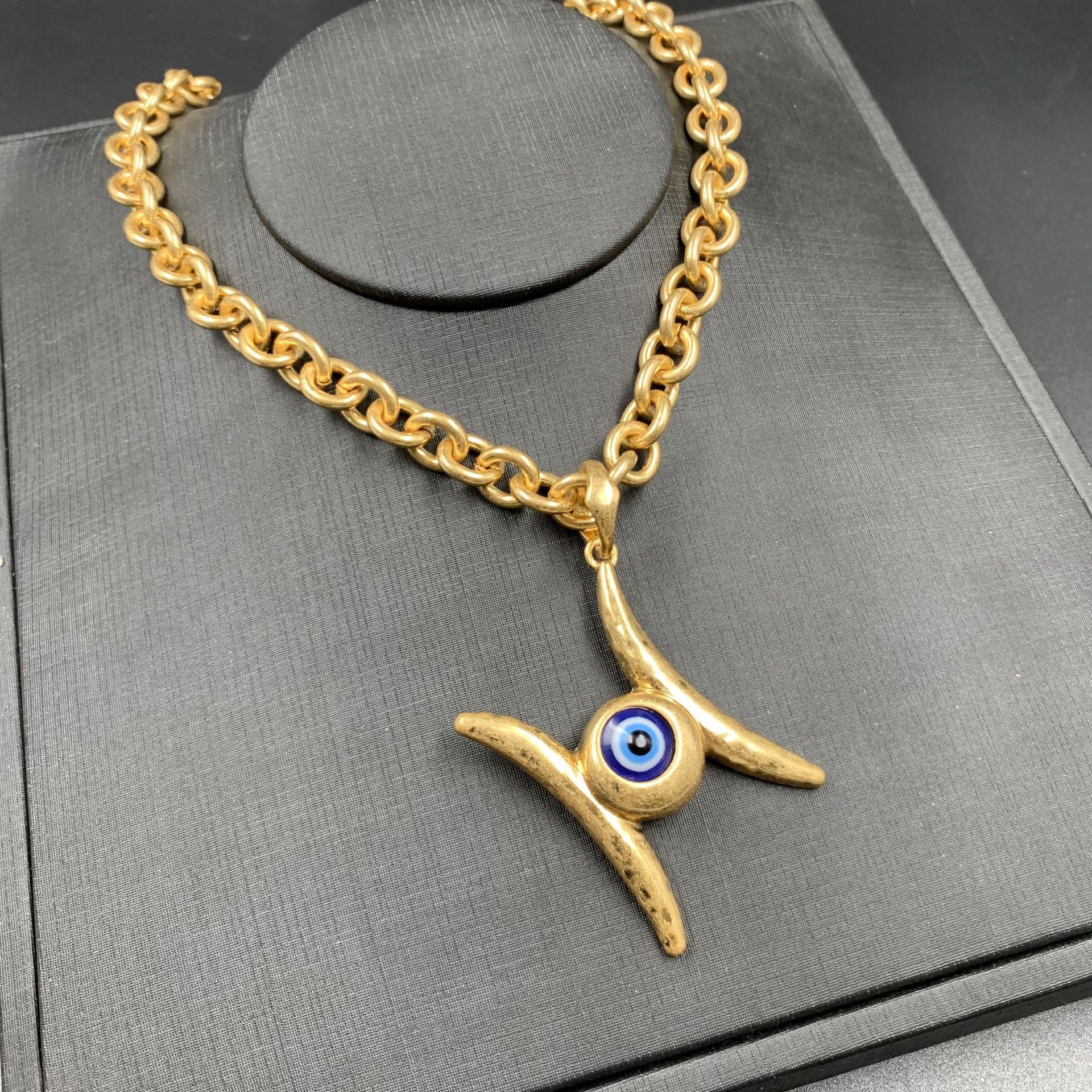 Middle -aged vintage retro personality necklace street blue eye…