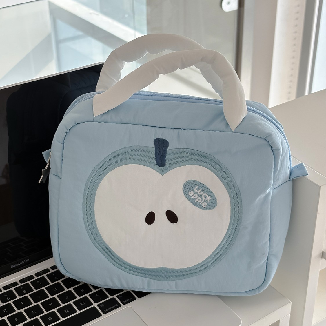 Apple-shaped soft tote makeup bag, large capacity travel camera bag, layered portable storage toiletry bag