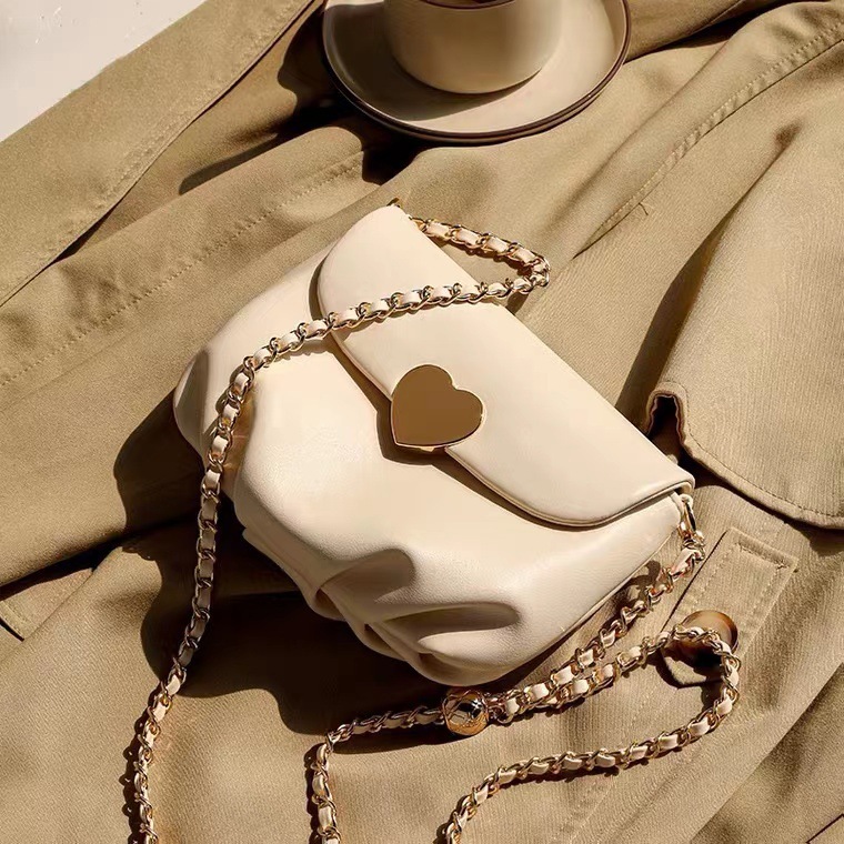2026 Summer New White Bag for Women, Simple and Versatile Shoulder Crossbody Cloud Bag, Chain Small Square Bag, Saddle Bag