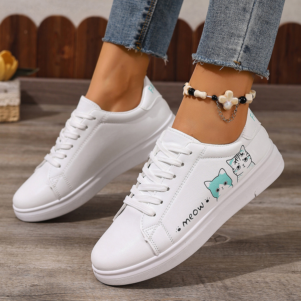 Pequeños zapatos blancos para mujeres 2025 primavera y otoño nuevo comercio exterior zapatos de plantilla estudiantes zapatos de mujer de tamaño grande zapatos deportivos casuales de cuero