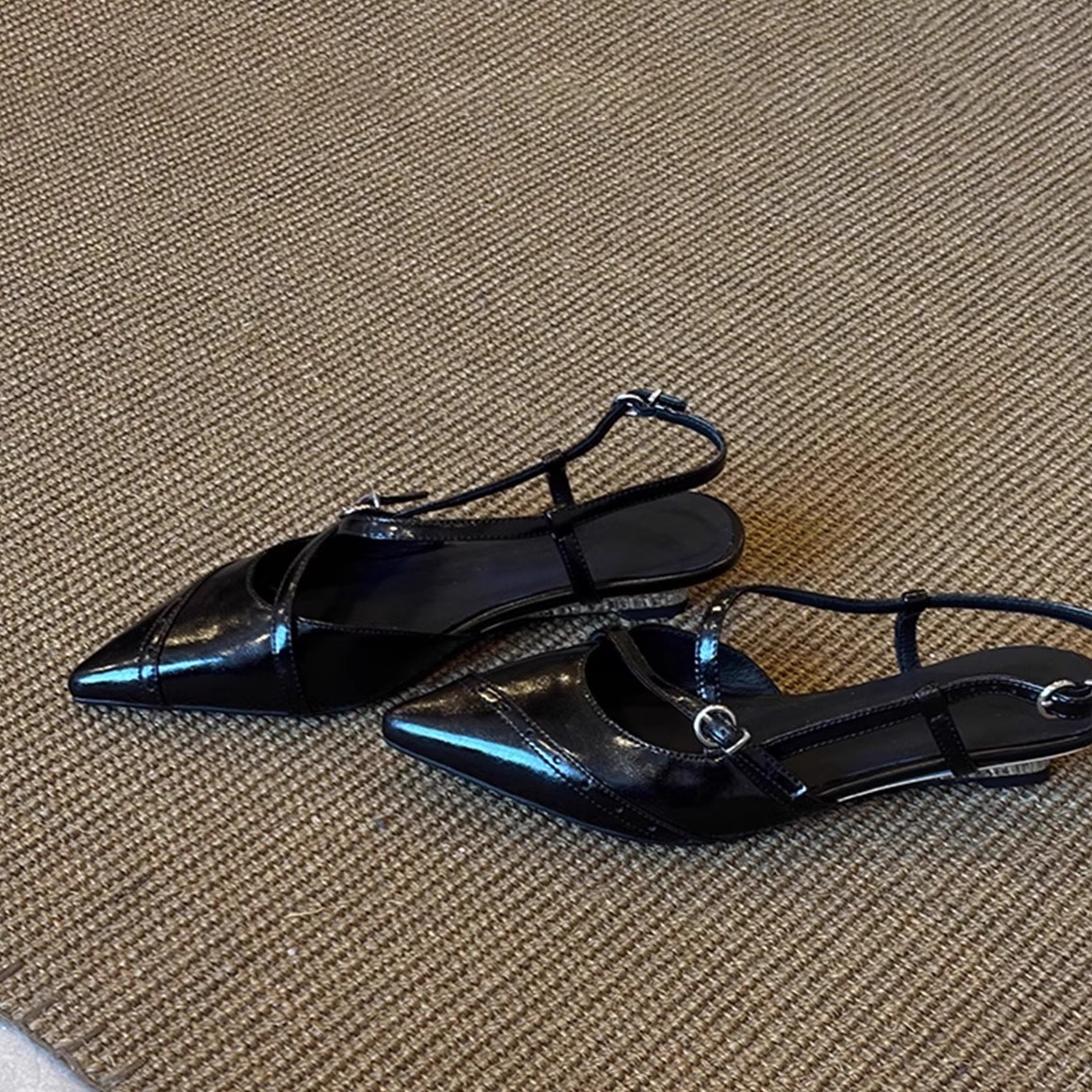 양가죽 버전~메탈 웨지힐 원스트랩 샌들, 여성스러운 포인티드 토, 뉴 디자인 토캡 슈즈