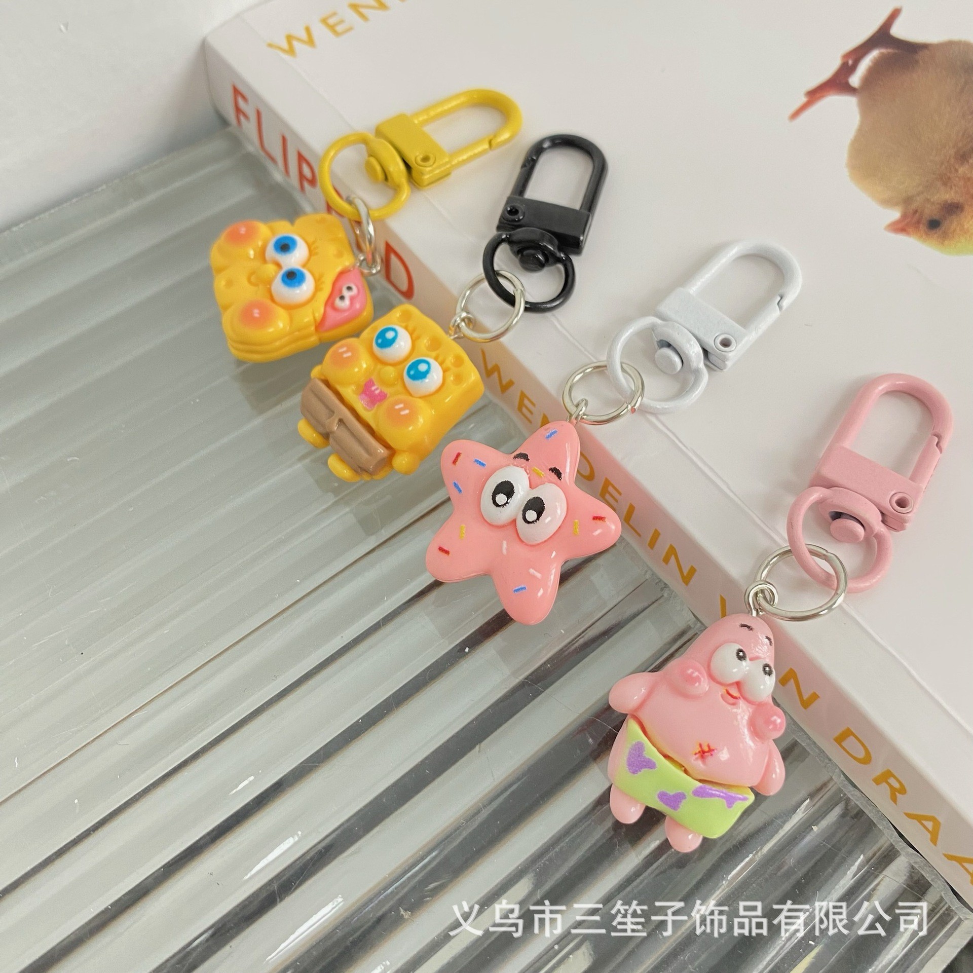 Resina pareja de dibujos animados hecho a mano Bob Esponja llavero 2025 nuevo lindo pequeño colgante estudiante caliente accesorios