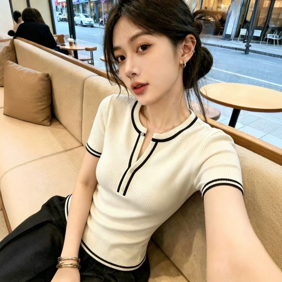 Áo thun nữ cổ chữ V tay ngắn chất liệu mát lạnh, form rộng thoải mái — màu trắng chi tiết 2
