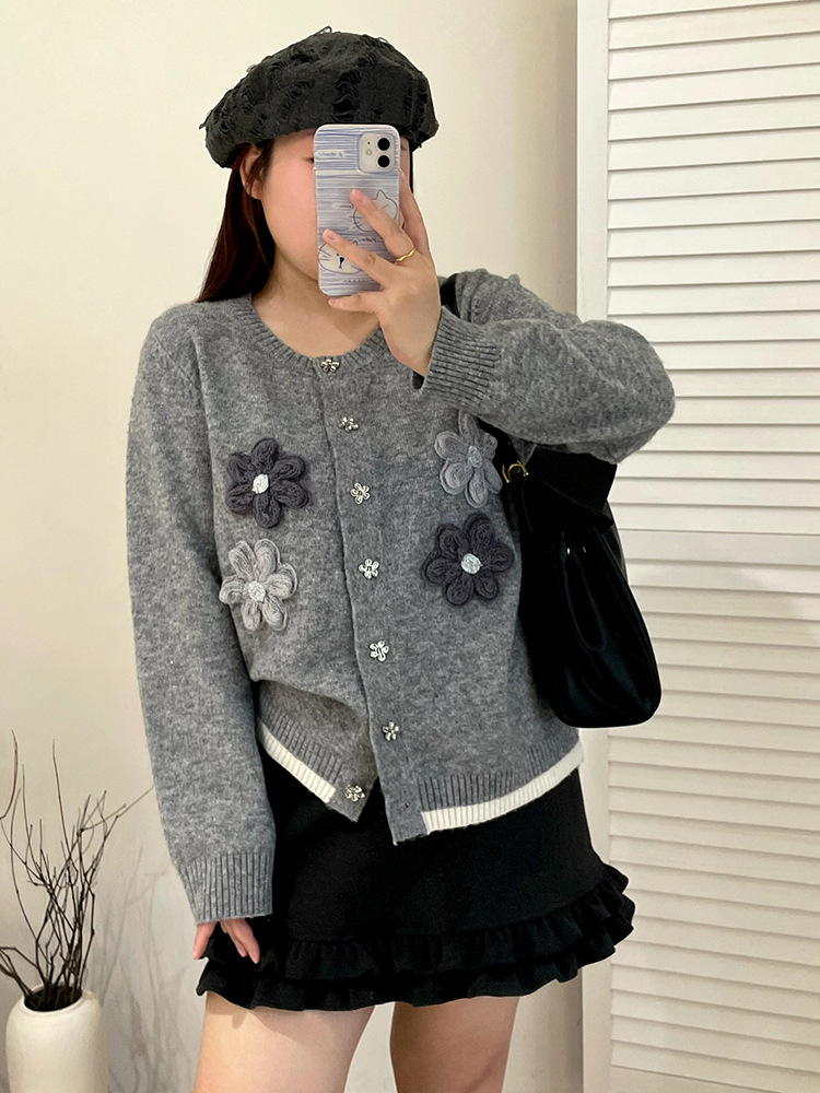 Large-sized design sense hook-knit cardigan for women, high-end sweater, 2025 winter collection, elegant coat for chubby girls, 23231